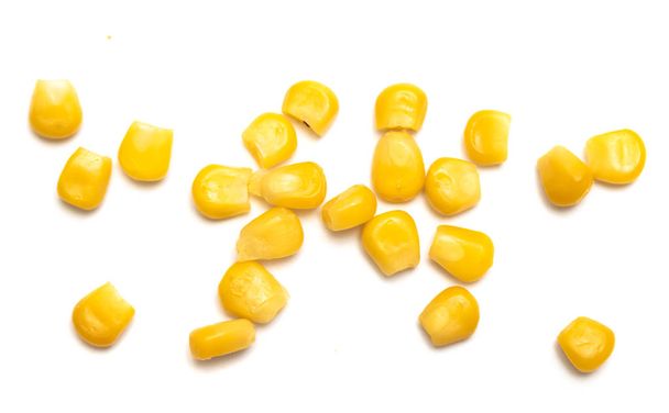 кукурузные семена на белом фоне - Фото, изображение