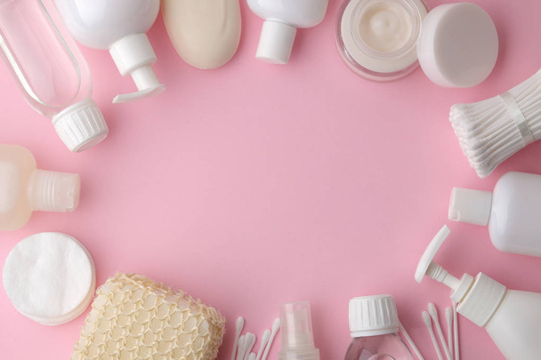 Test- és bőrápolási termékek a finom rózsaszín háttér, fehér csomagolásban. Személyes higiéniai termékek. Nézd meg felülről. a hely a szöveg - Fotó, kép