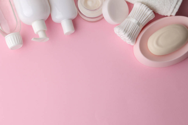 Test- és bőrápolási termékek a finom rózsaszín háttér, fehér csomagolásban. Személyes higiéniai termékek. Nézd meg felülről. a hely a szöveg - Fotó, kép