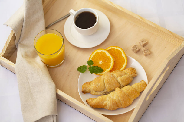 Frühstück im Bett mit Kaffee, Croissants und Saft - Foto, Bild