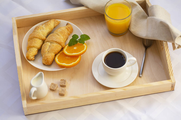 śniadanie w łóżku z kawy i rogalików sok - Zdjęcie, obraz