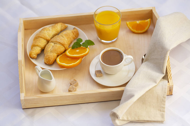Сніданок у ліжку з кавою, круасанами та соком
 - Фото, зображення