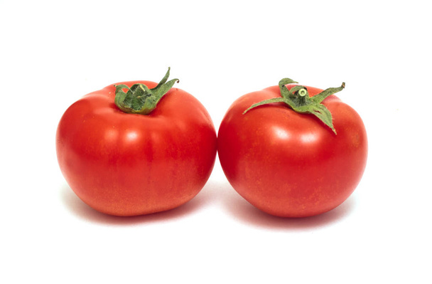 Κόκκινη ώριμη ντομάτα απομονωμένη σε λευκό φόντο - Φωτογραφία, εικόνα