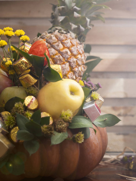 El ramo de las frutas en el florero de la calabaza
 - Foto, Imagen
