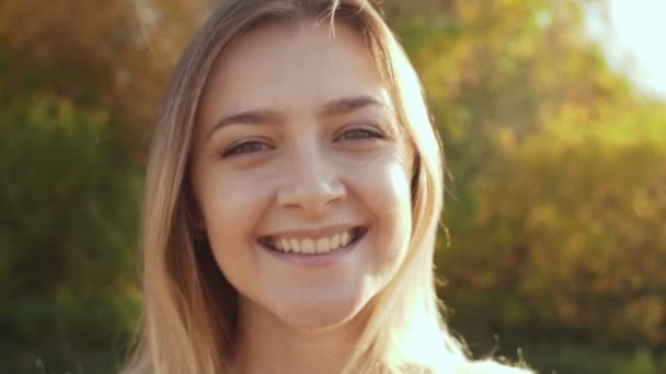 Közeli lövés, mosolygós nő élvezi természet őszi szezon. - Felvétel, videó