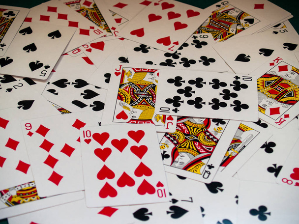 Una baraja de cartas de póquer sobre una alfombra verde
 - Foto, Imagen
