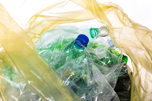 Koncepce ochrany životního prostředí - prázdný plastový odpad k recyklaci v pytli na odpadky - Fotografie, Obrázek