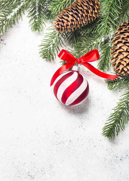 Sfondo natalizio con abete, palline rosse e decorazioni su
 - Foto, immagini