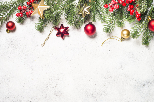 Різдвяний фон з ялинкою, подарункова коробка та прикраси
  - Фото, зображення
