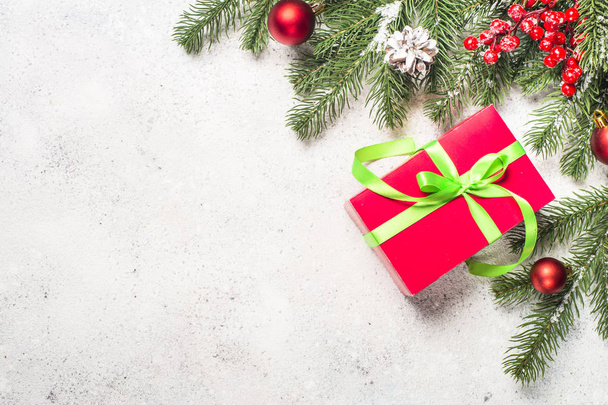 Різдвяний фон з ялинкою, подарункова коробка та прикраси на білому тлі
. - Фото, зображення