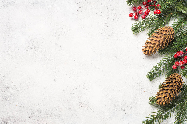 Kerstmis achtergrond met fir tree brunch en rood decoraties op - Foto, afbeelding