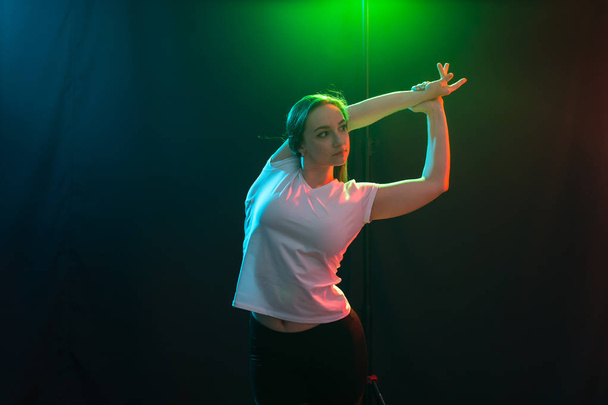 Osób i koncepcji - bliska portret kobiety tancerz jazz funk w studio tańca - Zdjęcie, obraz