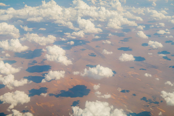 mraky výhled z letadla na zemi - Fotografie, Obrázek