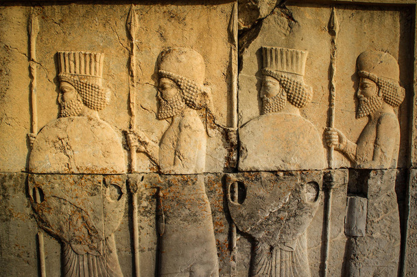 Bas-relevo na antiga cidade de Persépolis. Shiraz. Irão
 - Foto, Imagem
