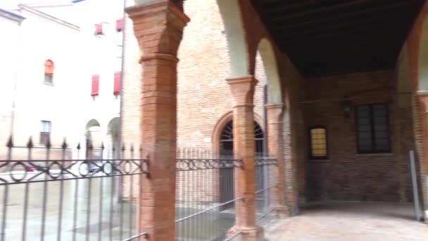 Ferrara, İtalya: Santa Anne Meydanı. Bitişiğinde manastır ve portico kalıntıları olan kapı bugün antik hastaneden. - Video, Çekim