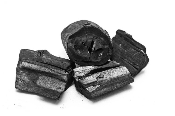 чорний порошок вугілля на білому тлі
 - Фото, зображення