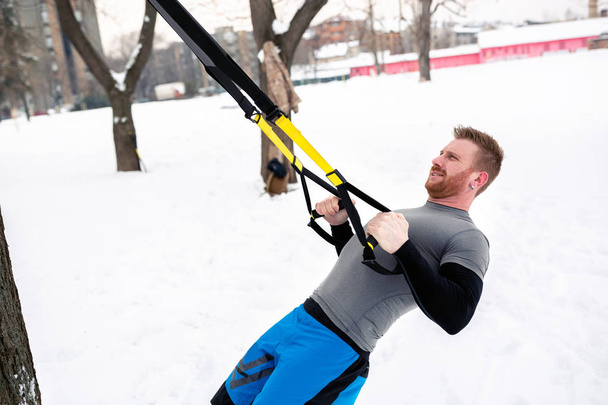 Outdoor winter exercises for building of a rock-solid body core - Foto, immagini