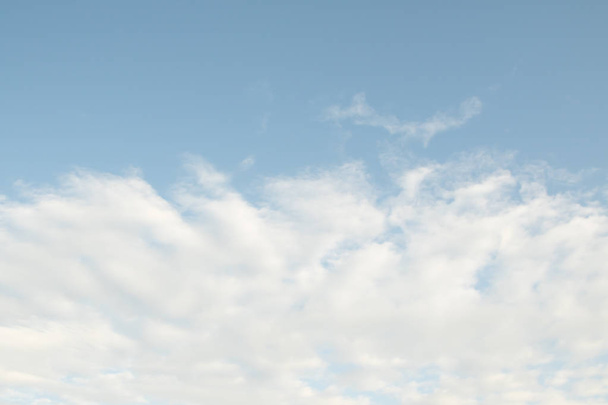 Suuret pilvet sinisellä taivaalla
 - Valokuva, kuva