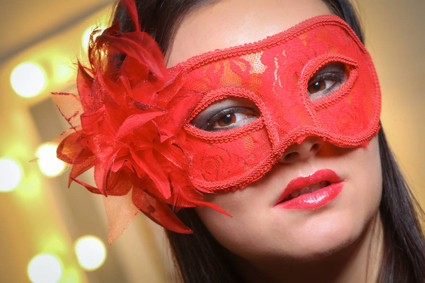 Detailní portrét sexy žena v červené, zlaté karnevalovou maskou pro touhu koncept v novém roce a vánoční večírek - Fotografie, Obrázek