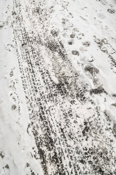 ίχνη από αυτοκίνητα στο χιόνι παγωμένο δρόμο - Φωτογραφία, εικόνα