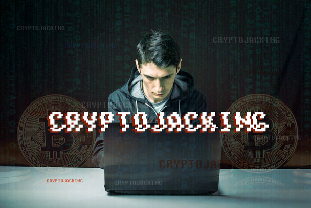 Хакер з обличчя намагається вкрасти cryptocurrency на комп'ютері. Шахрайство і афера в Cryptojacking - Фото, зображення