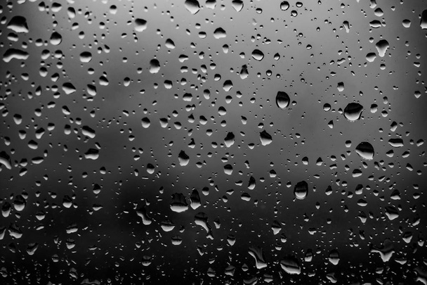 Regentropfen auf dunklem Glashintergrund - Foto, Bild