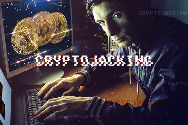 Egy hacker arca próbál ellopni egy számítógép segítségével cryptocurrency. Csalás és megtévesztés, a Cryptojacking - Fotó, kép