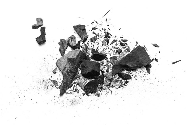 pó preto carvão vegetal sobre fundo branco
 - Foto, Imagem