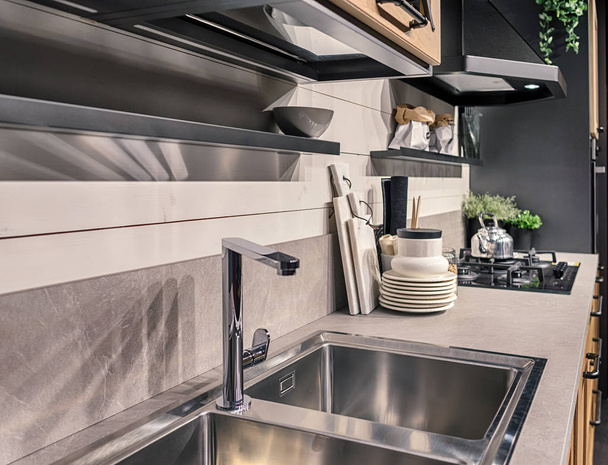 Az elegáns, kontrasztos természetes anyagokból, a stílus a padláson, konyhában gáz főzőlap és acél mosogató - Fotó, kép