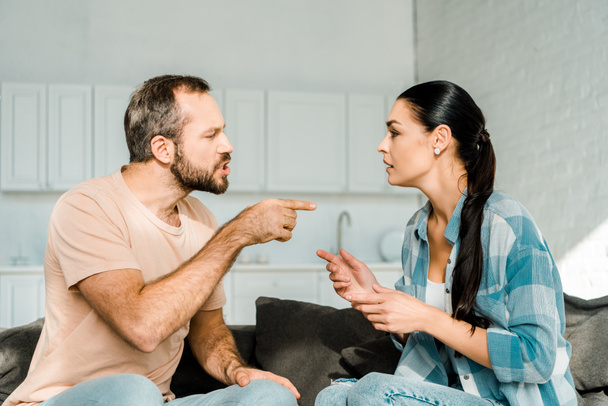 pareja teniendo discusión y marido gritando a esposa en casa
  - Foto, Imagen