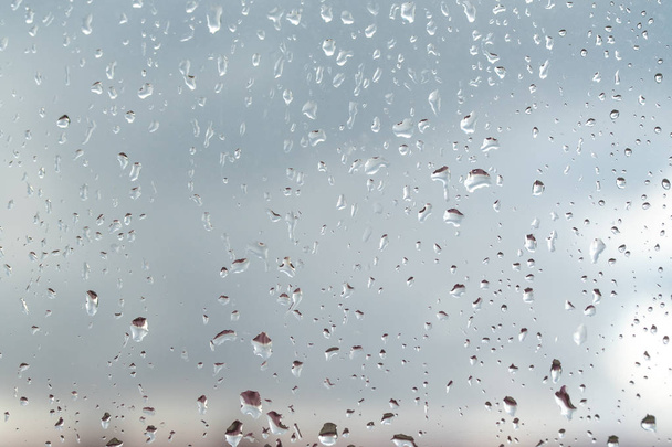 gotas de lluvia sobre fondo de cristal cielo
 - Foto, imagen