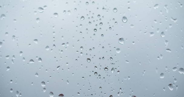 Gotas de lluvia sobre el fondo de vidrio
 - Foto, Imagen