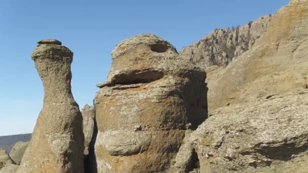 Grande masso di roccia per arrampicata su roccia e falesia. Gli hanno sparato. Primo piano del paesaggio montano
 - Filmati, video