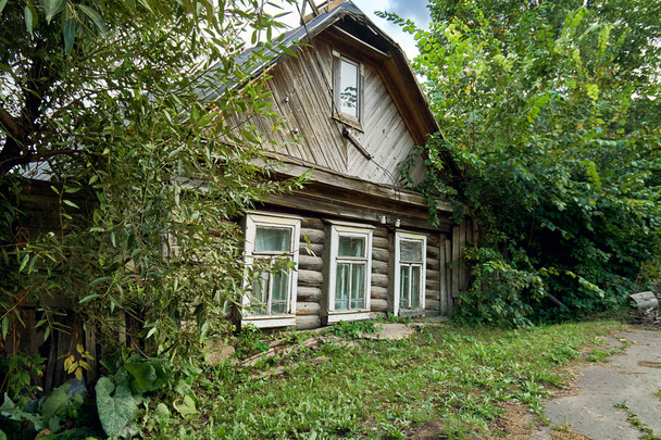 A régi rozoga omladozó elhagyott házban egy orosz kisváros - Fotó, kép