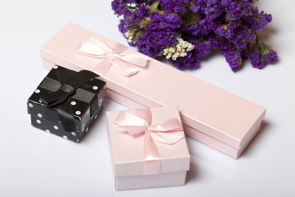 Wrapping presents. Gift boxes. Next is a bouquet of autumn dried flowers. On a white background. - Fotoğraf, Görsel