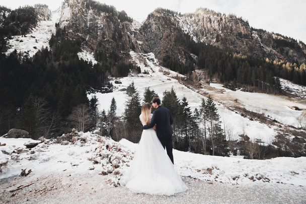Loving husband and woman on the background of the mountains. Loving couple emotionally spends time - Foto, Imagen
