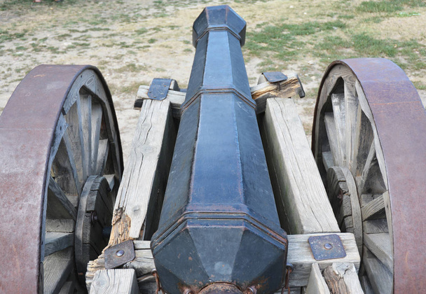Antiguo cañón oxidado o cañón de artillería sobre ruedas como nuevo concepto de guerra fría
. - Foto, imagen