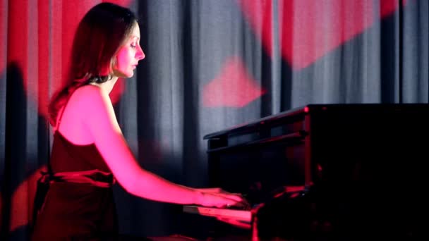 Piano mujer
 - Metraje, vídeo