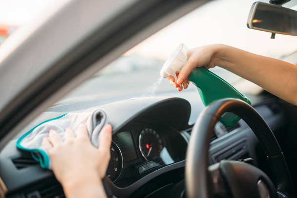 Γυναικείο πρόσωπο γυαλίζει το ταμπλό του αυτοκινήτου, η διαδικασία σε carwash στίλβωσης. Κυρία στο self service αυτοκίνητο πλύσιμο. Εξωτερική όχημα καθαρισμού με μέρα του καλοκαιριού - Φωτογραφία, εικόνα