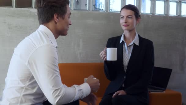 Beszélgetni a kávészünet, modern business központ munkatársai. - Felvétel, videó