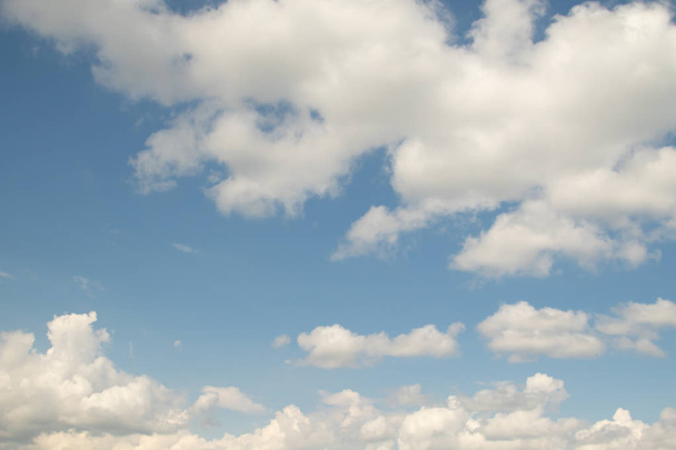 grote wolken op een blauwe hemel - Foto, afbeelding