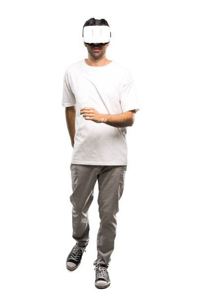 Una toma completa de un hombre usando gafas VR caminando. gesto de movimiento sobre fondo blanco aislado
 - Foto, imagen