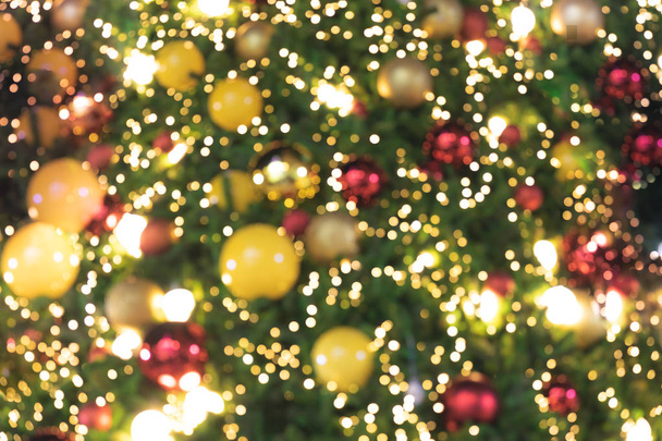 de επικεντρώθηκε αστραφτερή φώτα του Bokeh χριστουγεννιάτικο δέντρο φόντο - Φωτογραφία, εικόνα