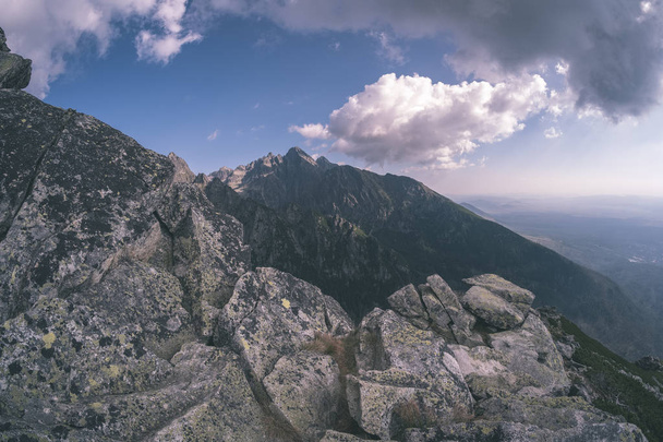 Felsige Wanderwege für Touristen in den westlichen Karpaten Tatra in der Slowakei. klarer Sommertag zum Wandern und Abenteuer - Foto, Bild