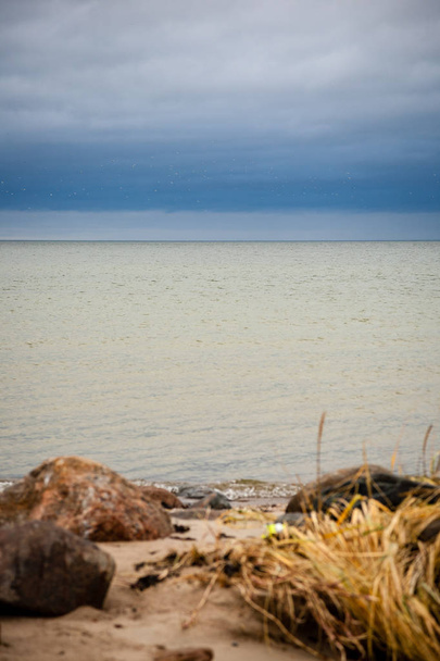 costa rocosa en Letonia con agua corriente en el mar y grandes rocas a finales de otoño
 - Foto, imagen