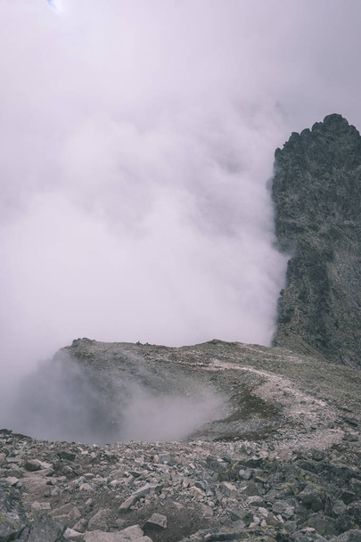 magnifique sommet de la montagne Rysy couvert de brouillard. ascension automnale sur des sentiers de randonnée rocheux. Frontière de la Slovaquie et de la Pologne
  - Photo, image