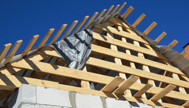 Instalação de vigas de madeira, troncos, beirados, madeira na construção de telhados nova casa
. - Foto, Imagem