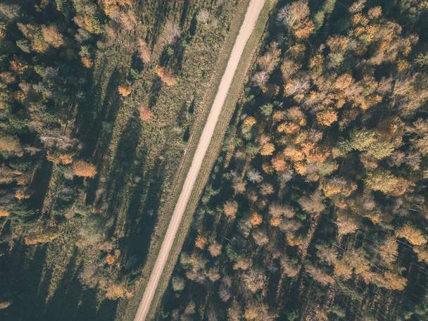 Drohnenbild. Luftaufnahme des ländlichen Raums mit Feldern und Wäldern an bewölkten Herbsttagen mit gelb gefärbten Herbstbäumen - alter Film-Look - Foto, Bild