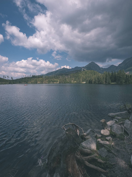 lake of Strbske Pleso in Slovakia surrounded by trees and mountains - Foto, Imagem