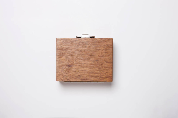 Boîte en bois vintage sur la table blanche. - Photo, image